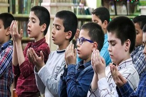 نمازخواندن کودکان فوتبالیست پیش از شروع تمرین